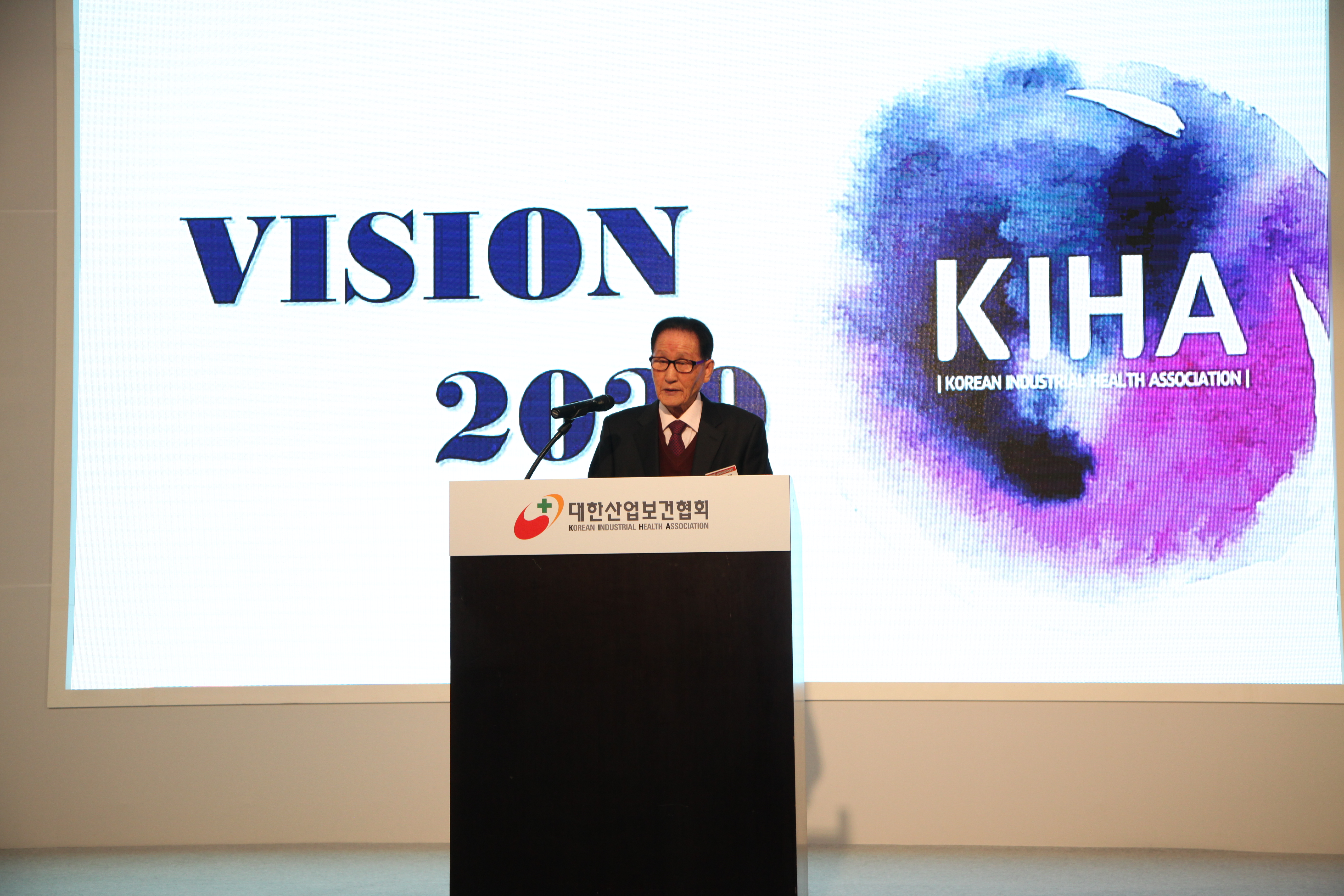 심운택 산업보건협회 회장이 개회사를 하고 있다.