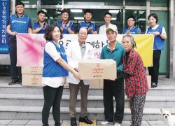 주는 사람도 받는 사람도 미소를 머금었던 시간