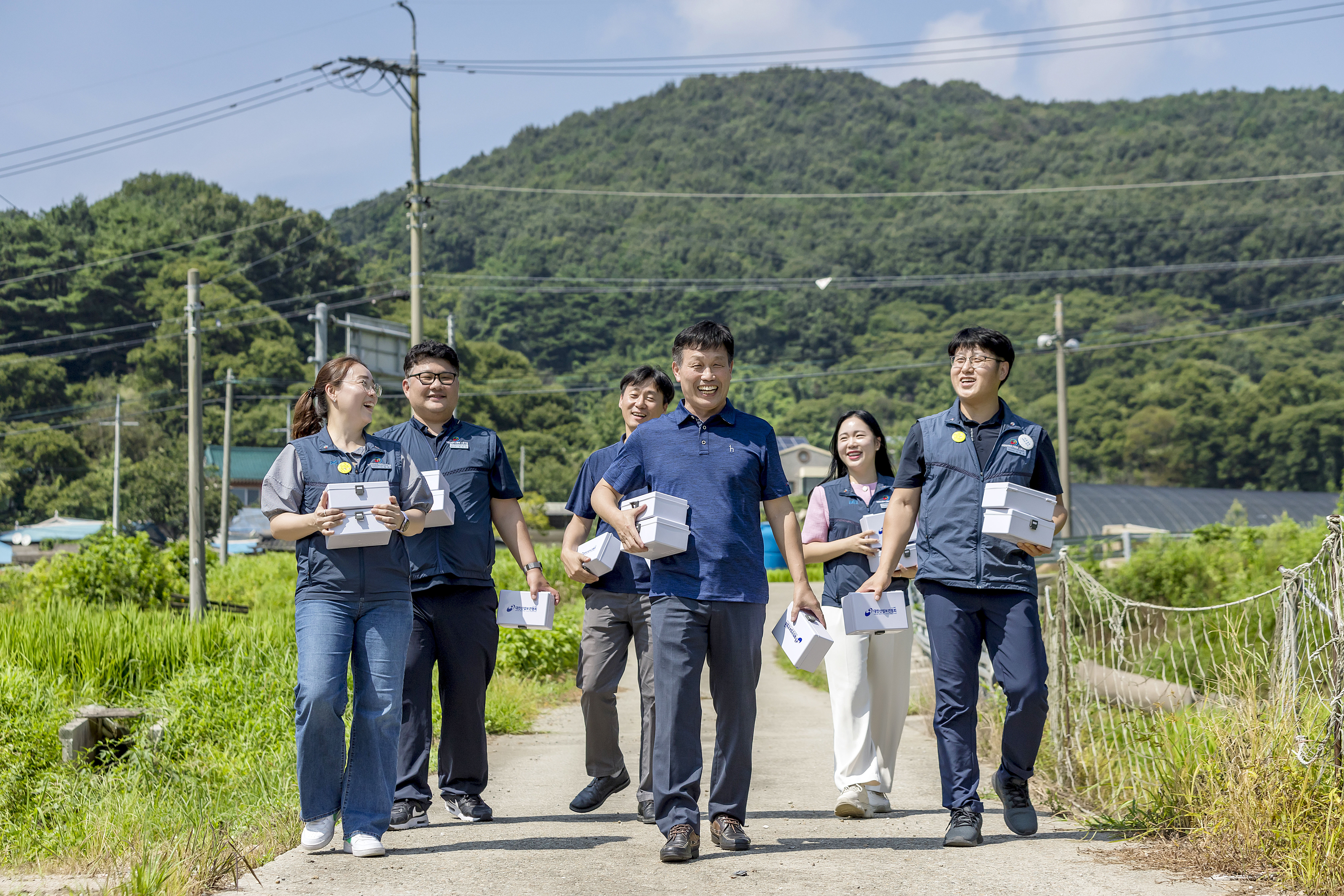 대한산업보건협회 노사, 충남 공주 농가에 구급함 200개 보급